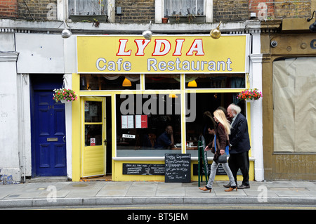 Lydia cafe ristorante con persone di passaggio, Stoke Newington Church Street a Londra England Regno Unito Foto Stock