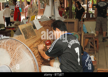 In legno di teak, intagliatore uomo taglio di legno di teak. Bangkok, Thailandia, Settembre 2010 Foto Stock