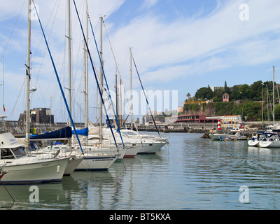 Barche yacht yacht barca ormeggiata nel porto di Funchal Marina Madera Portogallo Europa dell'UE Foto Stock