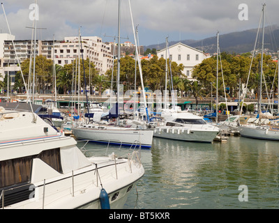 Barche yacht yacht ormeggiato nel porto di Funchal Marina Madeira Portogallo EU Europa Foto Stock