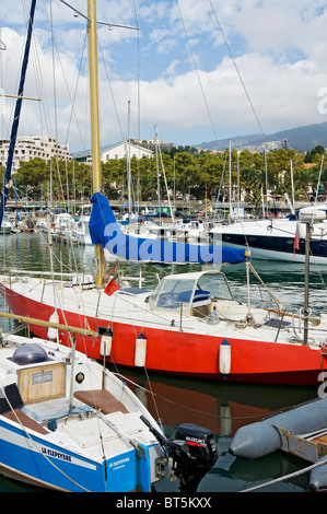 Barche yacht yacht barca ormeggiata nel porto di Funchal Marina Madera Portogallo Europa dell'UE Foto Stock