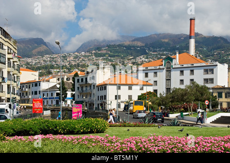 Guardando dal centro città verso le montagne Funchal Madeira Portogallo EU Europa Foto Stock