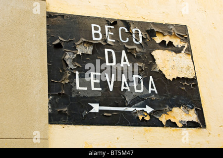 Primo piano del cartello stradale dipinto sul muro per Beco Da Levada Funchal Madeira Portogallo UE Europa Foto Stock