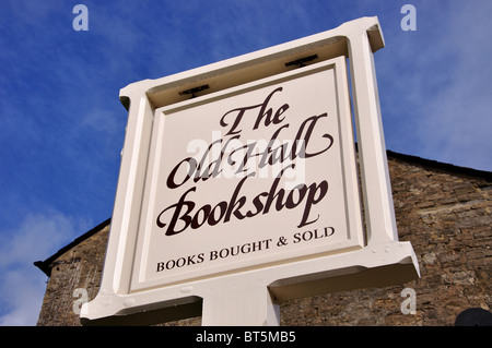 La Old Hall Bookshop, luogo di mercato, Brackley, Northamptonshire, England, Regno Unito Foto Stock