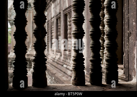 Vista dal chiostro Windows nella Sala dei mille Buddha nel complesso di Angkor Wat, Cambogia Foto Stock