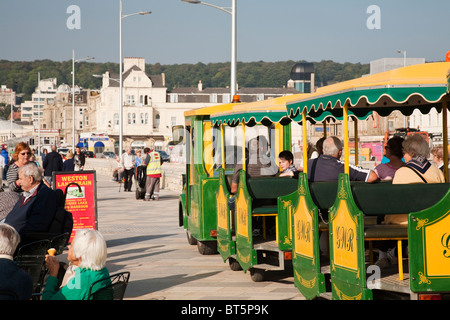 Road Train che trasportano i vacanzieri lungo il lungomare di Weston-Super-Mare, Somerset, Regno Unito Foto Stock