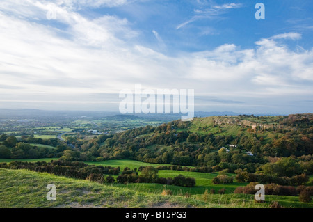 Crickley Hill, Severn Vale, Golden Valley e Churchdown Hill - da Barrow Wake - parte del Cotswold Way, Gloucestershire, Regno Unito Foto Stock