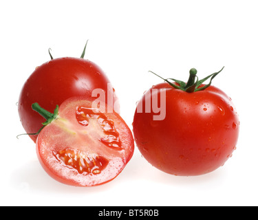 Pomodoro rosso con verdure tagliate isolati su sfondo bianco Foto Stock