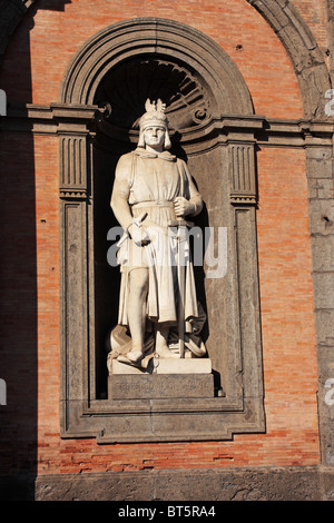 Statua di Federico II di Svevia Palazzo Reale Napoli Italia Foto Stock