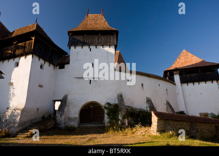 Fortificato chiesa sassone (sito Patrimonio Mondiale) nel vecchio villaggio sassone di Viscri, Transilvania, Romania Foto Stock