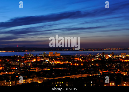 Vista sulla città di Edimburgo e il porto di notte da Nationl monumento, Scozia Foto Stock