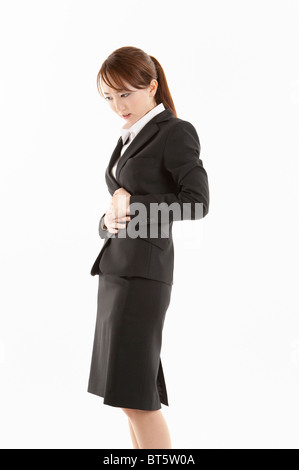 Imprenditrice affetti da stomachache Foto Stock