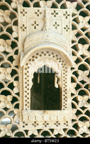 Indian close up della finestra intagliata in stile Mogal in Jaisalmer fort Rajasthan in India. Foto Stock