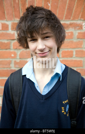 Ragazzo adolescente che indossa blu navy uniformi scolastiche Foto Stock