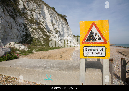 L'avviso "attenzione di cliff cade' a Eastbourne, Regno Unito Foto Stock