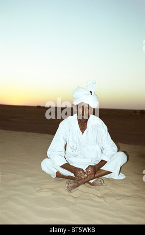 Il Deserto trek in Jaisalmer, Rajasthan in India. l uomo in bianco tradizionale abbigliamento indiano Foto Stock