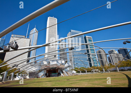 Jay Pritzker Pavilion progettato da Frank Gehry nel Millennium Park di Chicago, IL, Stati Uniti d'America. Foto Stock