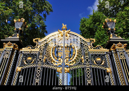 Il Canada Gate, il parco verde, City of Westminster, Greater London, England, Regno Unito Foto Stock