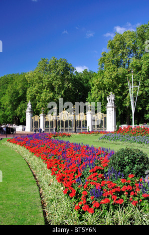 Letti di fiori e Canada Gate, Buckingham Palace, City of Westminster, Greater London, England, Regno Unito Foto Stock