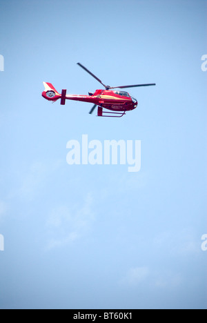 Rosso helicoptor volare nel cielo sopra di Melbourne Foto Stock