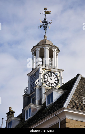 Torre dell Orologio su Georgian Town Hall, luogo di mercato, Brackley, Northamptonshire, England, Regno Unito Foto Stock