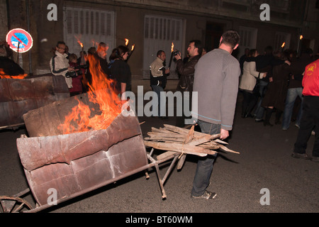 Rilascio di mezzanotte di Beaujolais Nouveau in Beaujeu Foto Stock