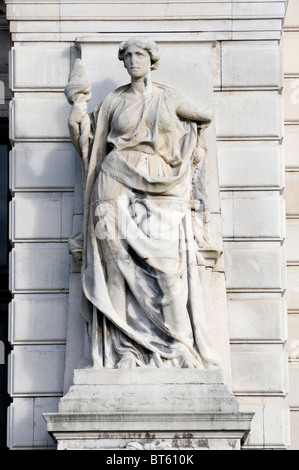 Dettagli sulla parte anteriore il Liver Building Liverpool Merseyside Lancashire North West UK GB UE Europa a bassorilievo in pietra statua della nave Foto Stock