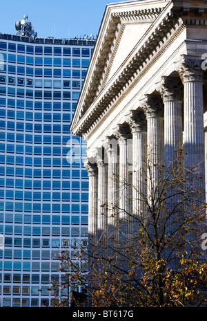 Alpha Tower e il municipio nel centro della città di Birmingham, Inghilterra, Regno Unito Foto Stock