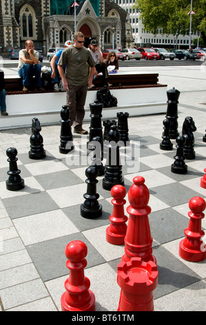 Scacchiera esterna di aria aperta piazza centrale sovradimensionata grandi rosso nero pezzi sfondo, battaglia, vescovo, nero, bordo, marrone, Foto Stock