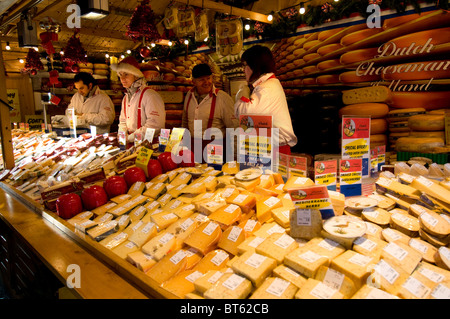 Mercatini di natale aria essiccata indurita fumo prosciutto di carne di maiale salame di manzo latticini Formaggi biologici vendita al dettaglio del mercato all'aperto di stallo P Portogallo Foto Stock