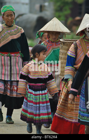 Fiore famiglia Hmong sul loro modo di Bac Ha mercato vicino a SAPA, Vietnam Foto Stock