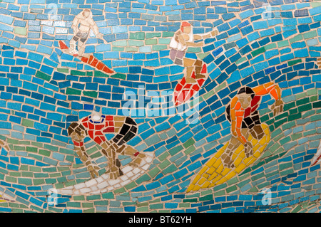 Surfista a mosaico di piastrelle in ceramica tecnica wave stand up era Australia emisfero Sud Australiano a bondi beach a sud est Oceania nuovo s Foto Stock