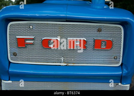 Rosso Blu ford logo trattore targhetta del nome antico collezionabili vecchio nome del marchio di produzione di massa di Ford farm machinery UK GB Regno Unito Foto Stock