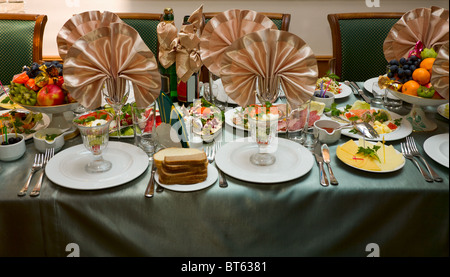 Il servita mensa conviviale al ristorante europeo Foto Stock