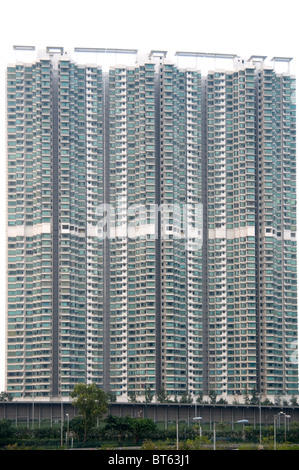 A torre alto Tung Chung Kin Road, Hong Kong raschiatore sky costa caraibica Housing Development si affaccia su hong kong airp Foto Stock