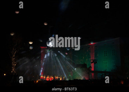 Rilascio di mezzanotte di Beaujolais Nouveau in Beaujeu Foto Stock