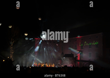 Rilascio di mezzanotte di Beaujolais Nouveau in Beaujeu Foto Stock