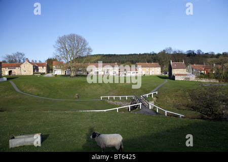 Bianco ponte di recinzione Hutton Le Hole North Yorkshire Yorkshire del nord Inghilterra Hutton Le Hole YORKSHIRE 21 Aprile 2010 Foto Stock