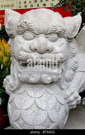 Tian Tan. Hong kong cina asia il Monastero Po Lin monastero buddista Ngong Ping Plateau Lantau Island la grande capanna 3 statua in bronzo Foto Stock