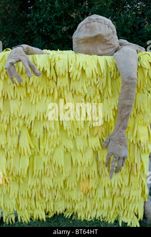 2010 Glastonbury Festival of Contemporary Performing Arts Festival di guanti di gomma calendula bagno bagno mano gialla Foto Stock