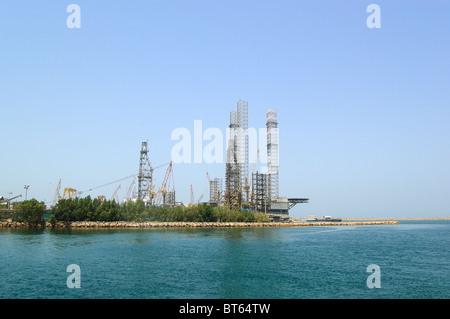 Olio sito di perforazione presso la riva, Sharjah Emirati Arabi Uniti Foto Stock