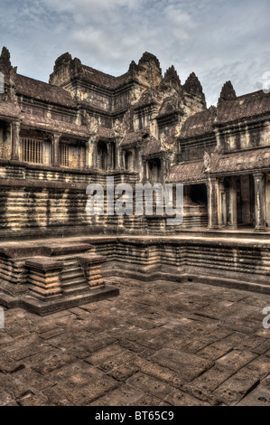 Uno dei quattro chiostri interni e la piscina nella Sala dei mille Buddha Angkor Wat, Cambogia Foto Stock