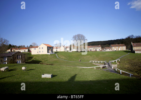 Bianco ponte di recinzione Hutton Le Hole North Yorkshire Yorkshire del nord Inghilterra Hutton Le Hole YORKSHIRE 21 Aprile 2010 Foto Stock