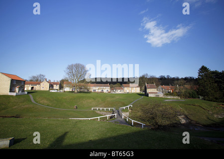 Bianco ponte di recinzione Hutton Le Hole North Yorkshire Yorkshire del nord Inghilterra Hutton Le Hole YORKSHIRE 21 Aprile 2010 Foto Stock