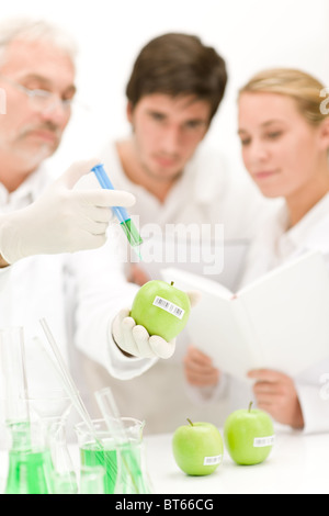 Ingegneria genetica - gli scienziati in laboratorio, OGM esperimento di prova Foto Stock