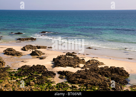 Spiaggia rocciosa nella costa atlantica in Bretagna, Francia Foto Stock