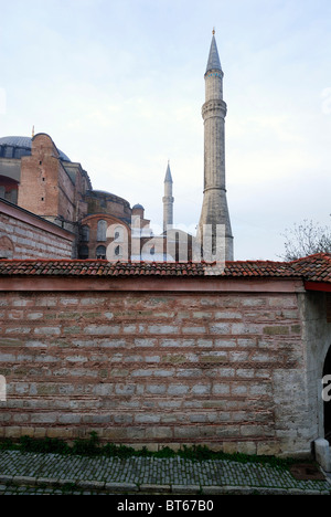 Istanbul. La Turchia. Vista del minareto di Aya Sofya / Haghia Sophia moschea. Foto Stock