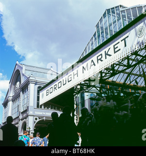 Borough Market segno sul mercato coperto edificio e turisti vicino London Bridge a Southwark, Londra del sud Inghilterra Regno Unito KATHY DEWITT Foto Stock