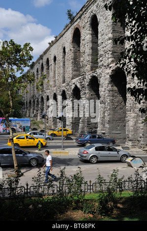 Acquedotto di Imperatore Valente (c. 375), İstanbul, Turchia 100915 35938 Foto Stock