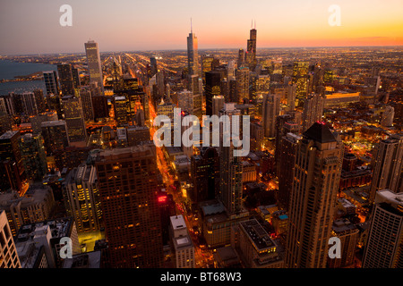 Tramonto sulla skyline di Chicago guardando verso sud dalla Hancock Tower lungo il lago in Chicago, IL, Stati Uniti d'America. Foto Stock